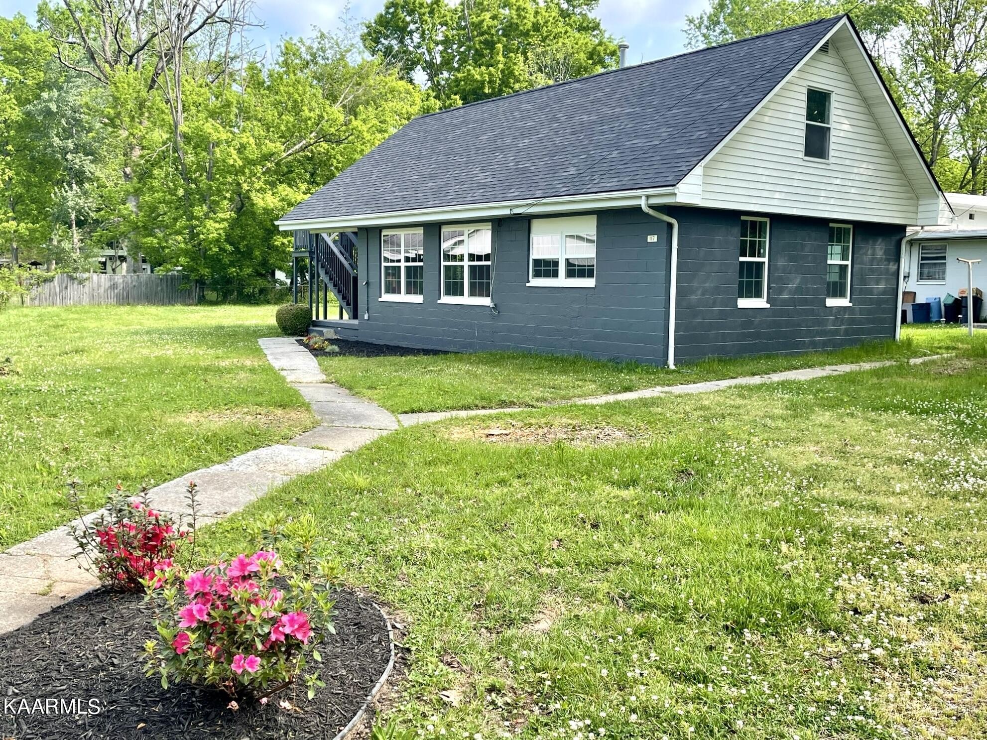 117 Manchester Road Oak Ridge, TN 37830 - Photo 2 of 27
