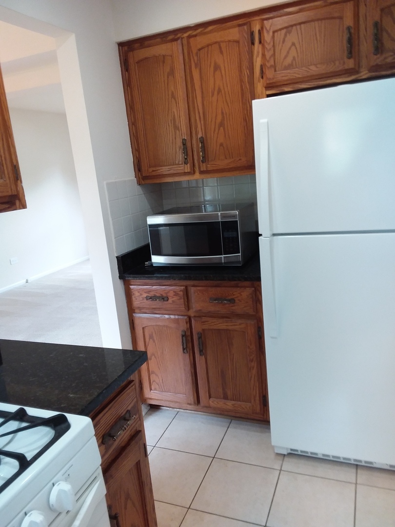 7308 Devereux Road Downers Grove, IL 60516 - Photo 18 of 34 a view of kitchen with refrigerator stove and microwave