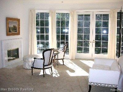 5234 Abbey Drive Rochester, MI 48306 - Photo 13 of 18 MASTER STE SITTING AREA-F.PLACE