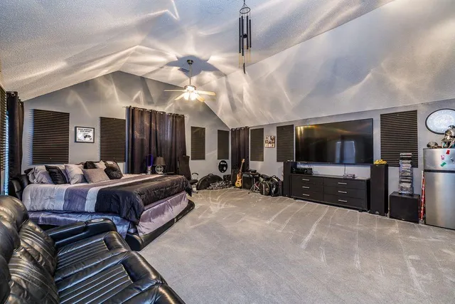 a view of a livingroom with furniture and a ceiling fan