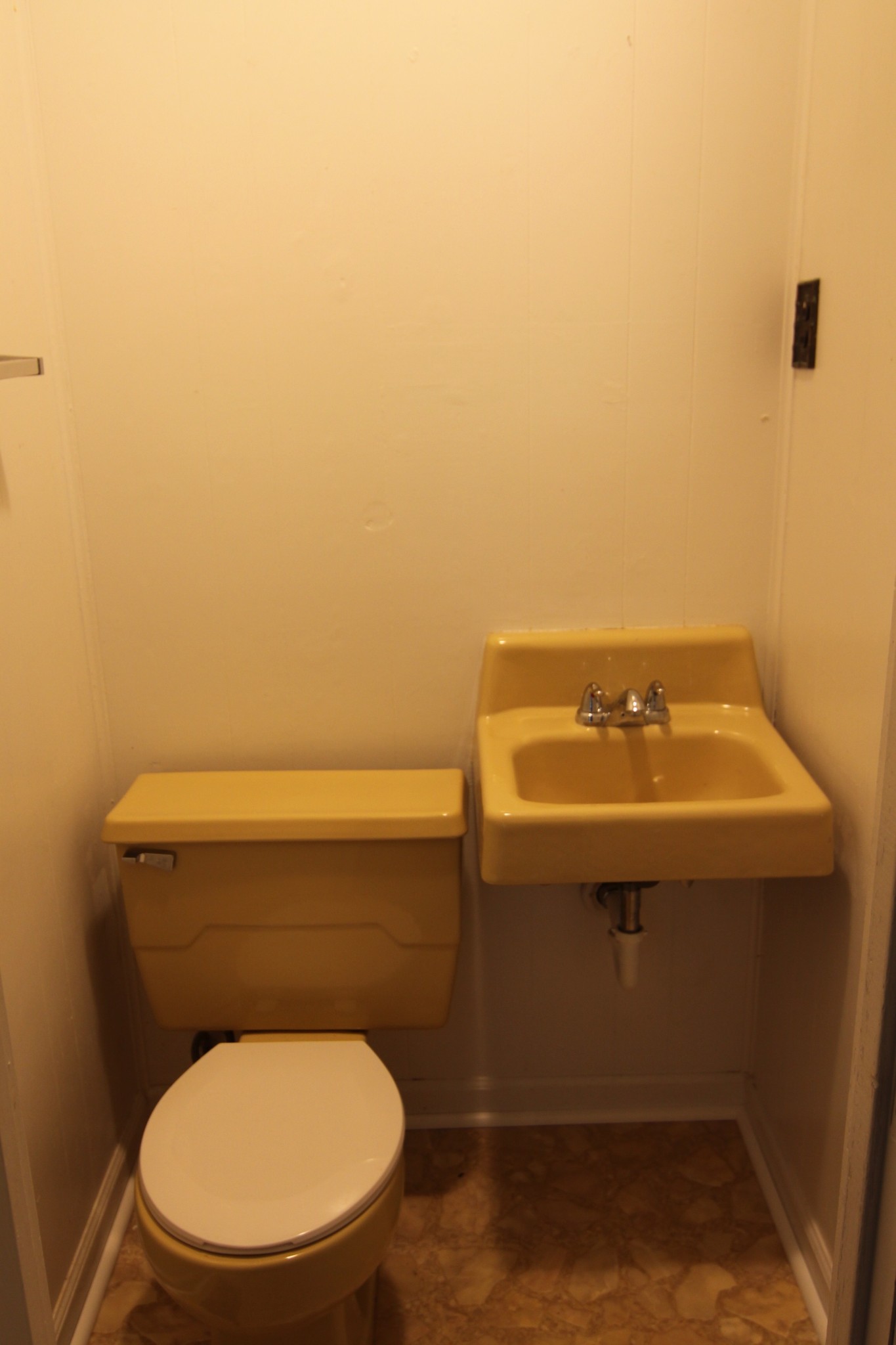 337 Rossview Road Clarksville, TN 37043 - Photo 11 of 22 a bathroom with a toilet and a sink