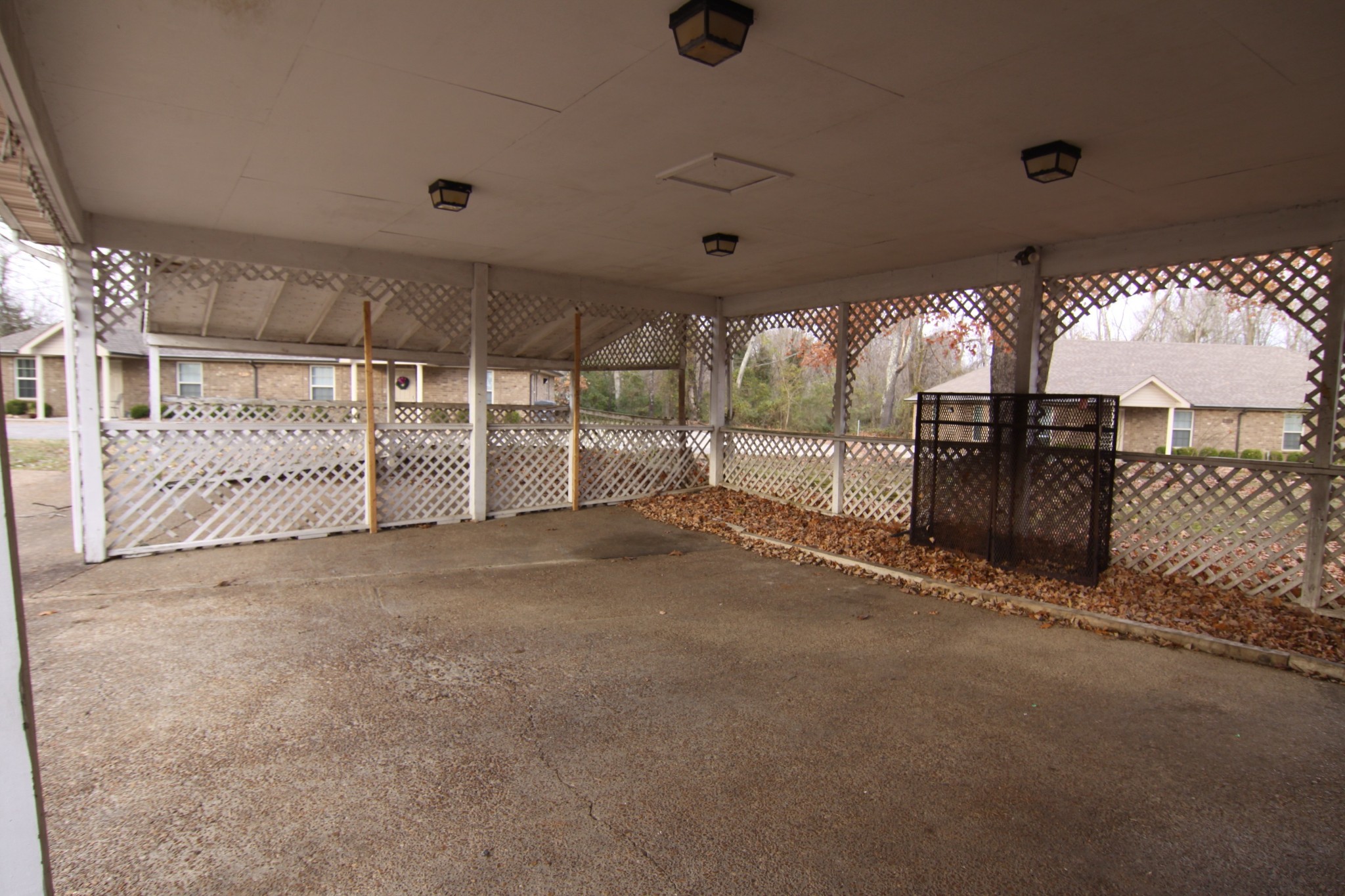 337 Rossview Road Clarksville, TN 37043 - Photo 3 of 22 a view of a garage