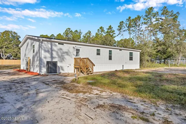 a view of a backyard