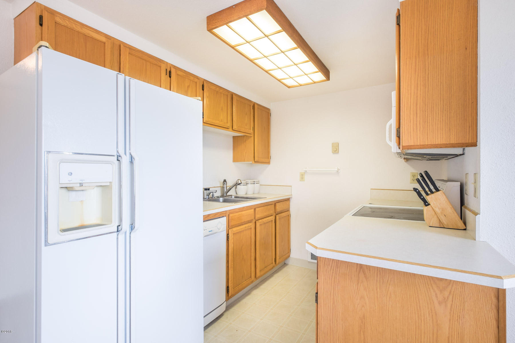 2324 Northwest Inlet Avenue Lincoln City, OR 97367 - Photo 3 of 41 Lower unit kitchen