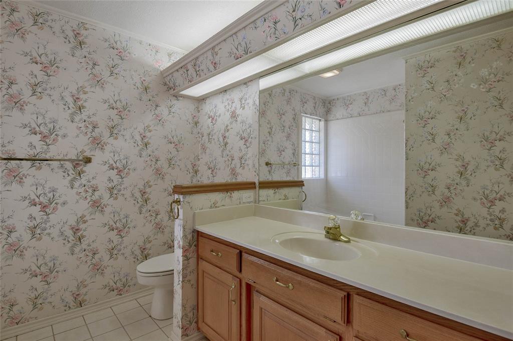 9110 Ravenswood Road Granbury, TX 76049 - Photo 27 of 40 Guest Bathroom