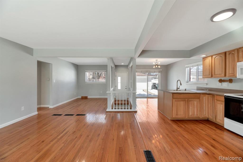 3809 Mark Orr Road Royal Oak, MI 48073 - Photo 5 of 30