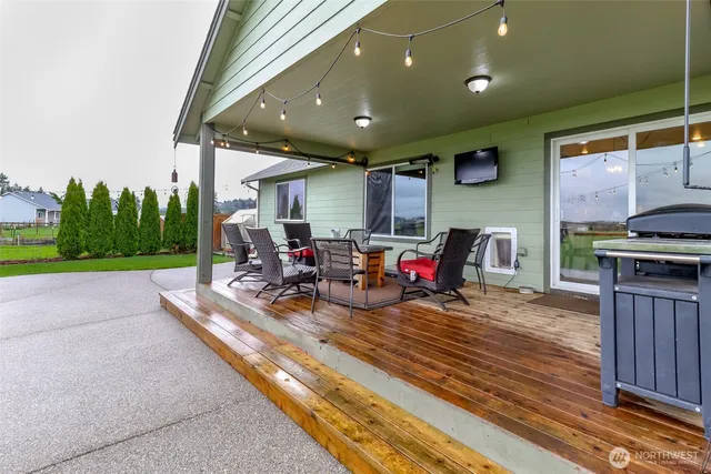 a view of a big room with a big yard