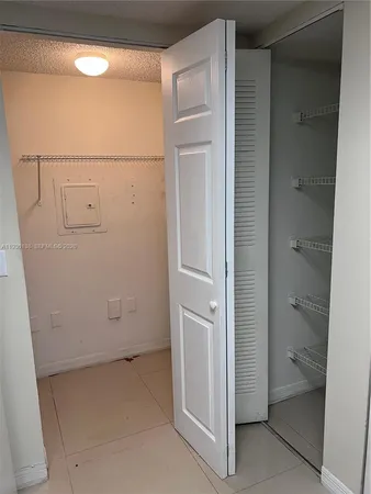 an empty room that has a empty room