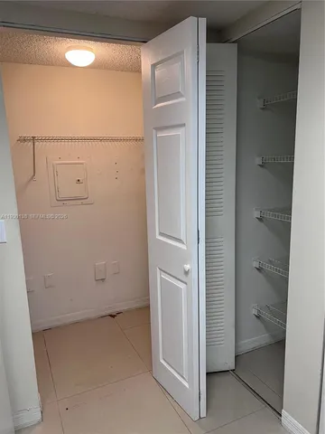 an empty room that has a empty room