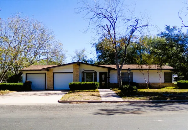 a view of a yard in front of a house