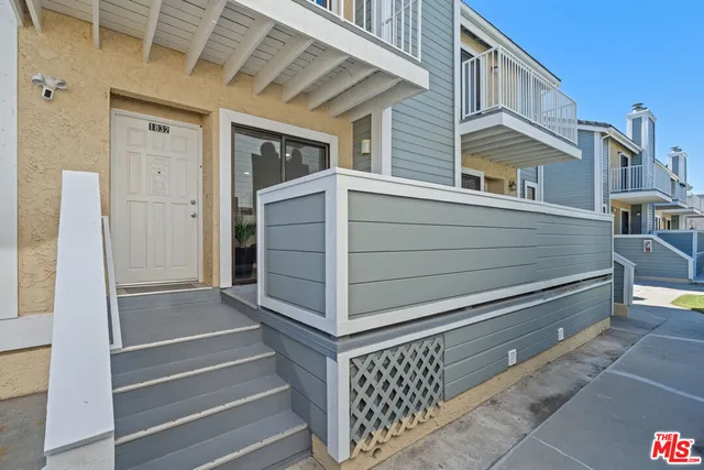 a view of entryway with a front door
