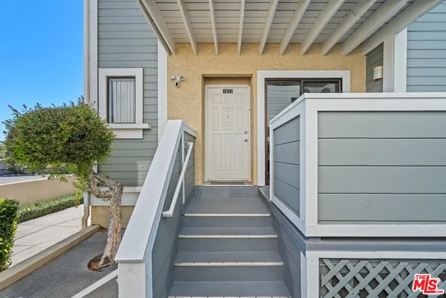 a view of entryway with a front door