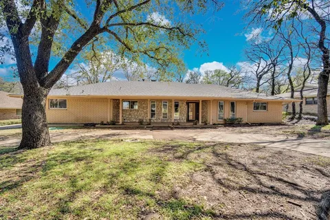 $400,000 | 1105 Greenbriar Lane, Arlington, TX 76013