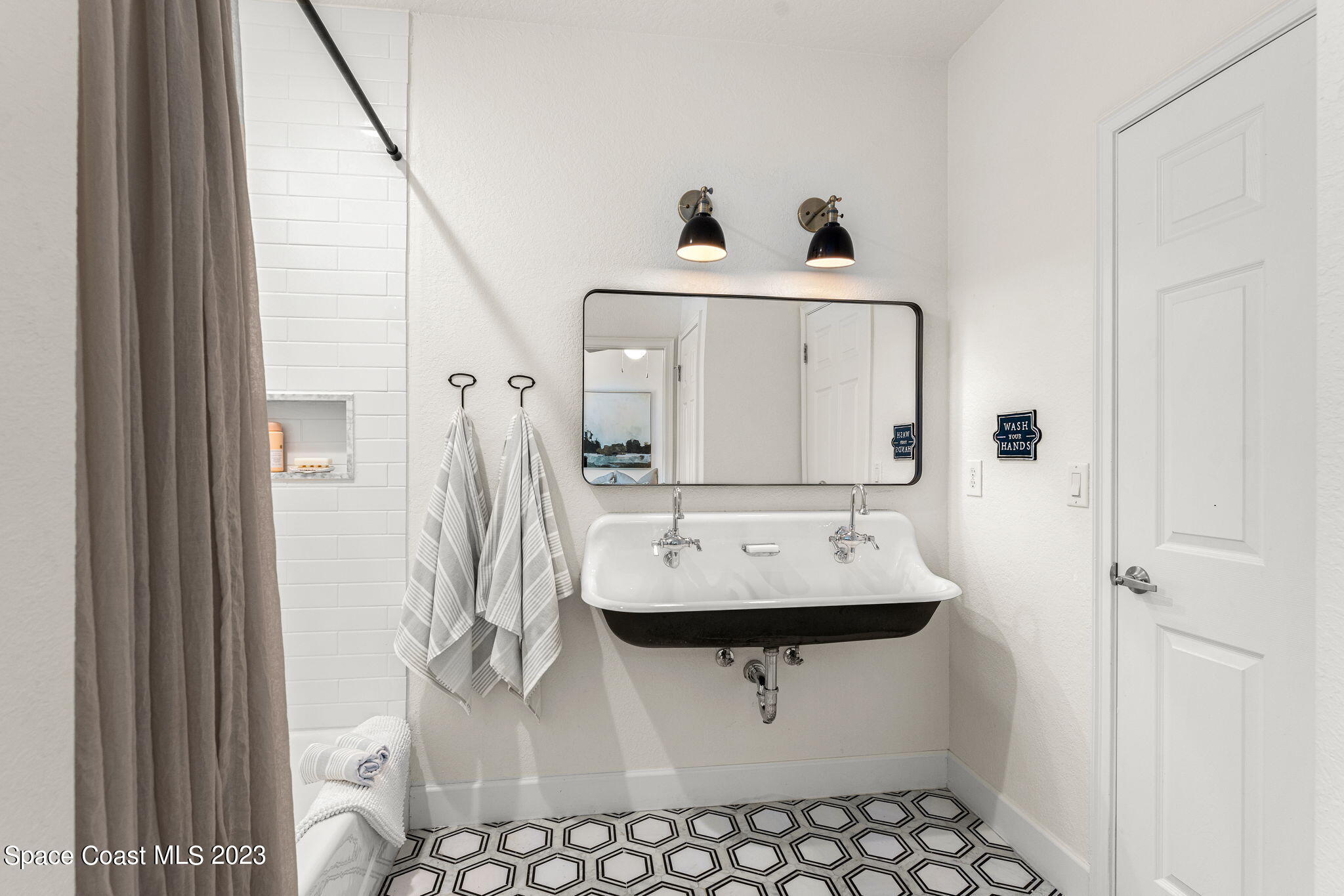 5595 Willoughby Drive Melbourne, FL 32934 - Photo 19 of 40 a bathroom with a sink and mirror