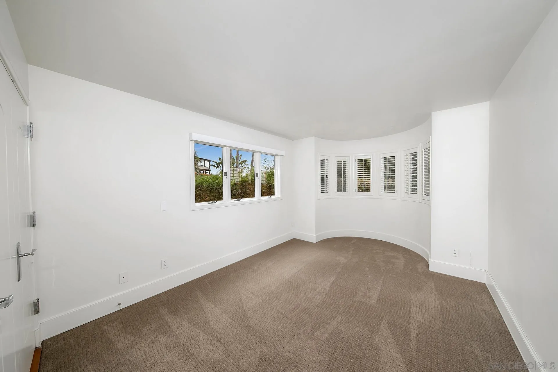 1735 Seaview Avenue Del Mar, CA 92014 - Photo 28 of 51 an empty room with windows