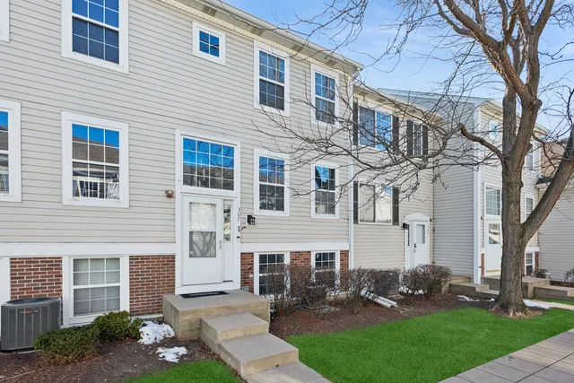 $265,000 | 307 East Victoria Circle, North Aurora, IL 60542