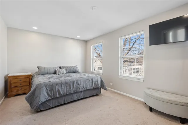 $265,000 | 307 East Victoria Circle, North Aurora, IL 60542