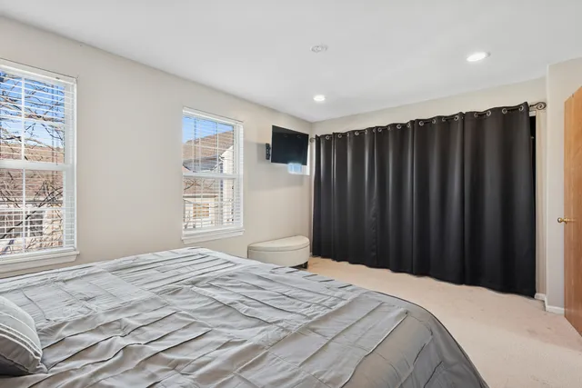 $265,000 | 307 East Victoria Circle, North Aurora, IL 60542