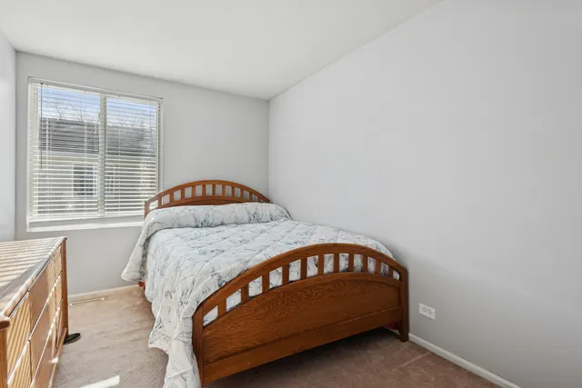 $265,000 | 307 East Victoria Circle, North Aurora, IL 60542