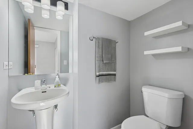 $265,000 | 307 East Victoria Circle, North Aurora, IL 60542