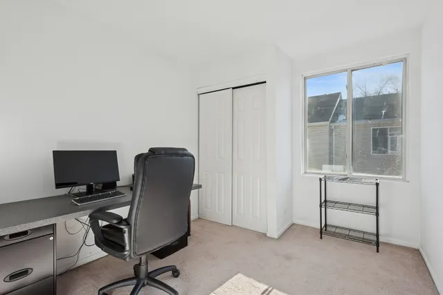 $265,000 | 307 East Victoria Circle, North Aurora, IL 60542