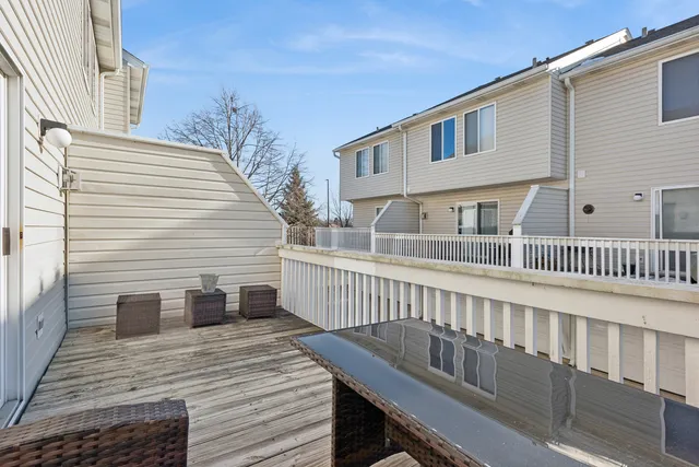 $265,000 | 307 East Victoria Circle, North Aurora, IL 60542