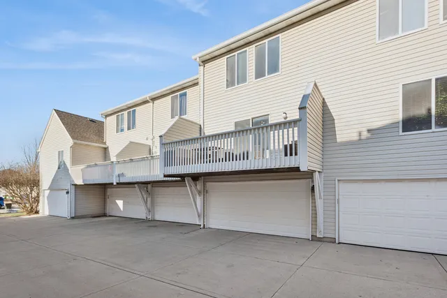 $265,000 | 307 East Victoria Circle, North Aurora, IL 60542