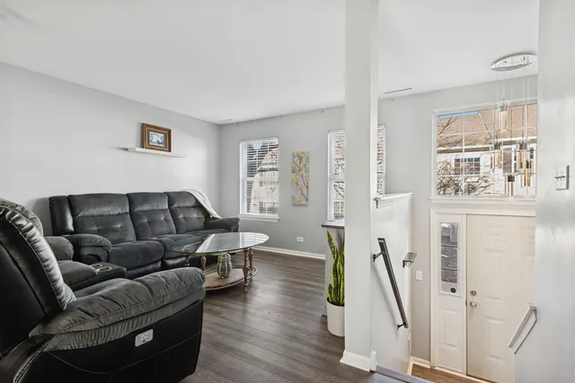 $265,000 | 307 East Victoria Circle, North Aurora, IL 60542