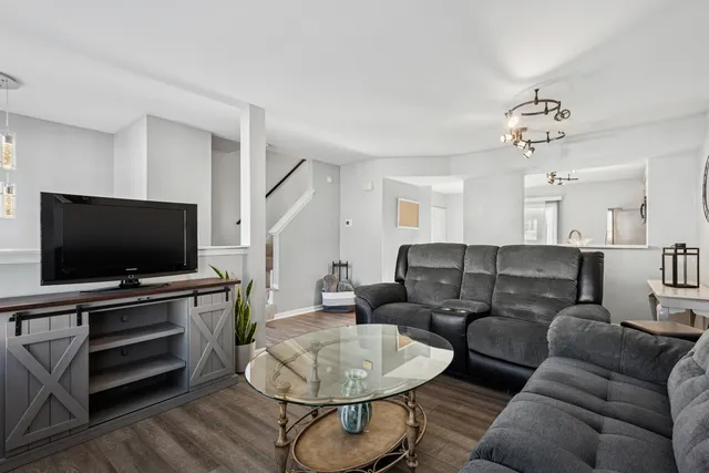 $265,000 | 307 East Victoria Circle, North Aurora, IL 60542