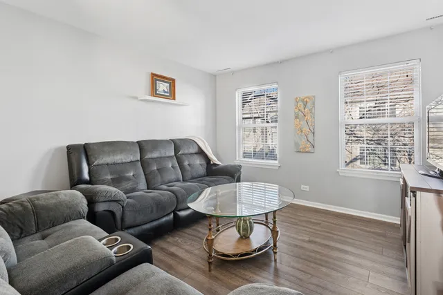 $265,000 | 307 East Victoria Circle, North Aurora, IL 60542