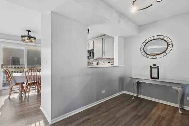 $265,000 | 307 East Victoria Circle, North Aurora, IL 60542