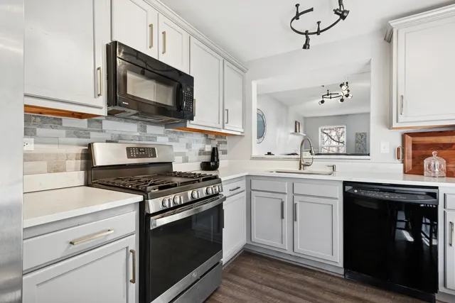 $265,000 | 307 East Victoria Circle, North Aurora, IL 60542