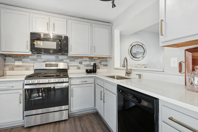 $265,000 | 307 East Victoria Circle, North Aurora, IL 60542