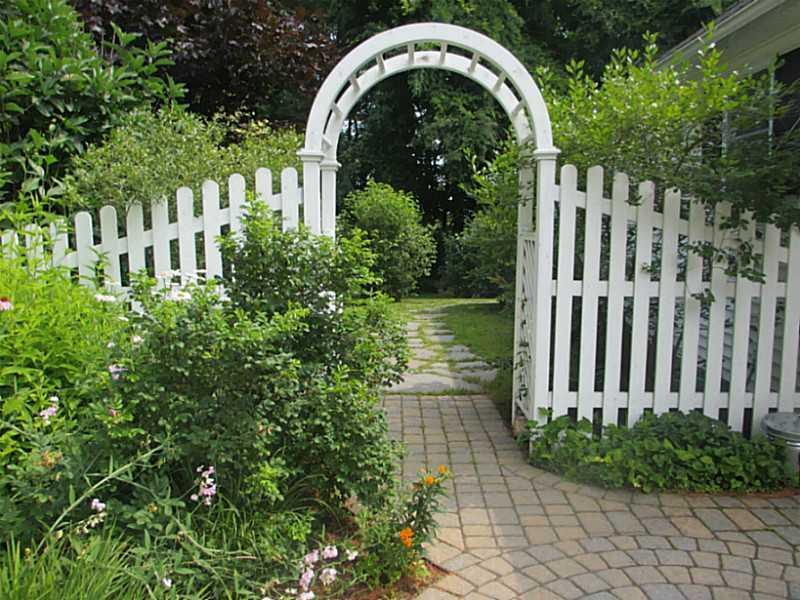 18 Hamlin Road Falmouth, ME 04105 - Photo 5 of 34 Yard/Garden.
