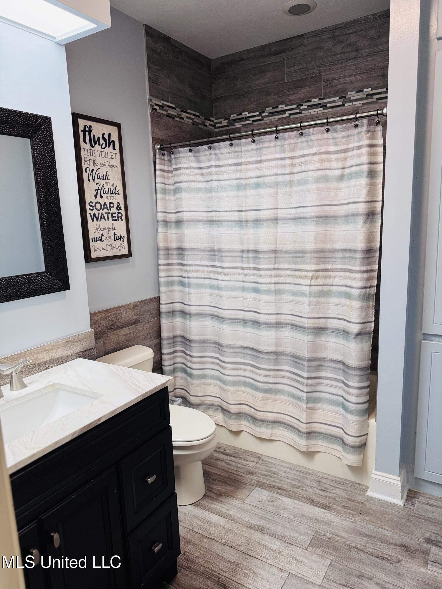 2 Autumn Cove Jackson, MS 39206 - Photo 10 of 14 Guest Bathroom