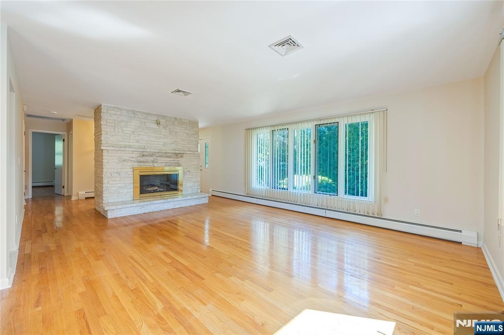124 Pascack Road Washington Township, NJ 07676 - Photo 13 of 27 Gallery Image 13