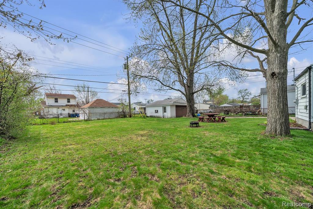 8620 Stephens Warren, MI 48089 - Photo 6 of 15 Gallery Image 6