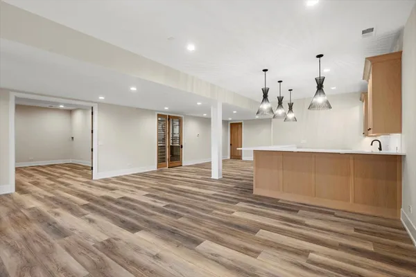 a view of a kitchen and kitchen island