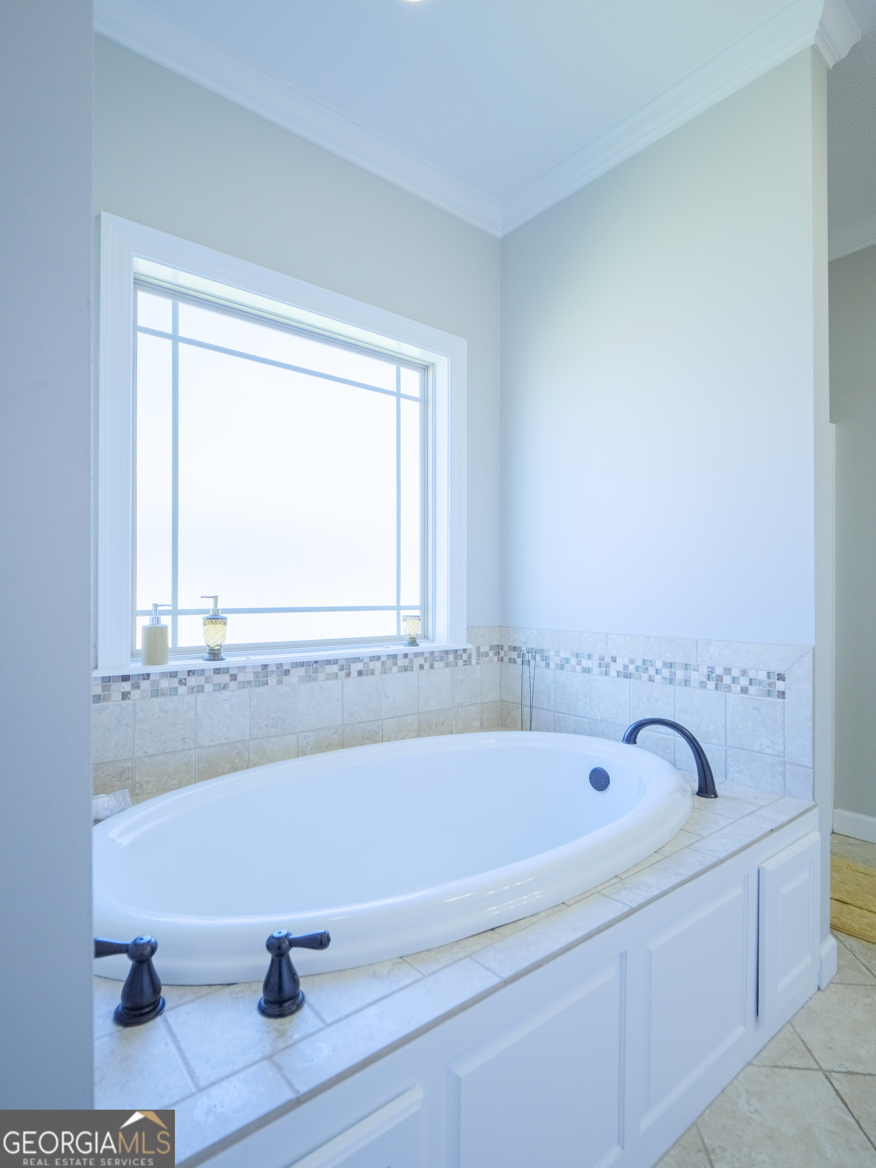4049 Applecross Road Valdosta, GA 31605 - Photo 31 of 48 a bath tub sitting next to a window