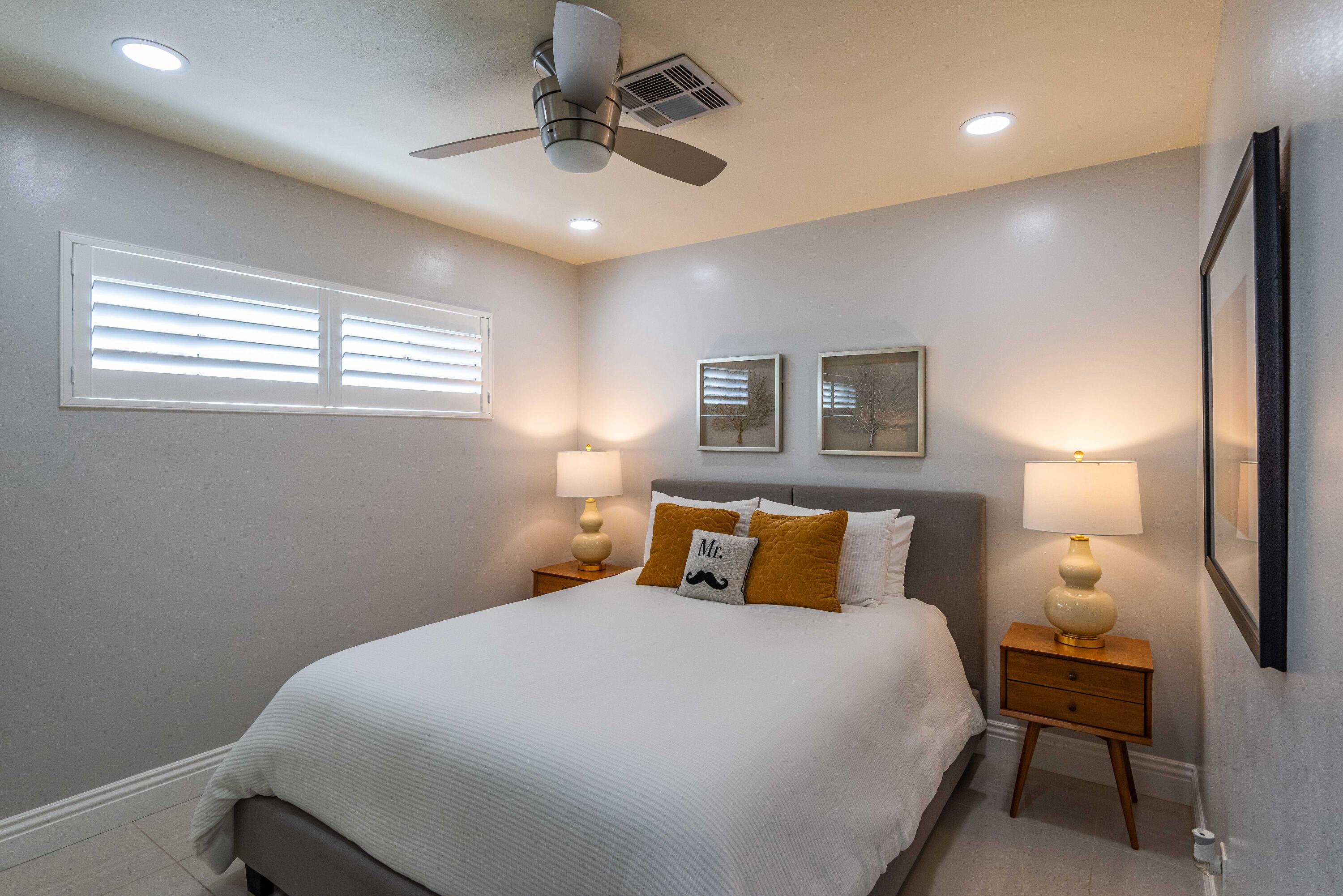 263 East Morongo Road Palm Springs, CA 92264 - Photo 17 of 29 a bedroom with a bed and a lamp