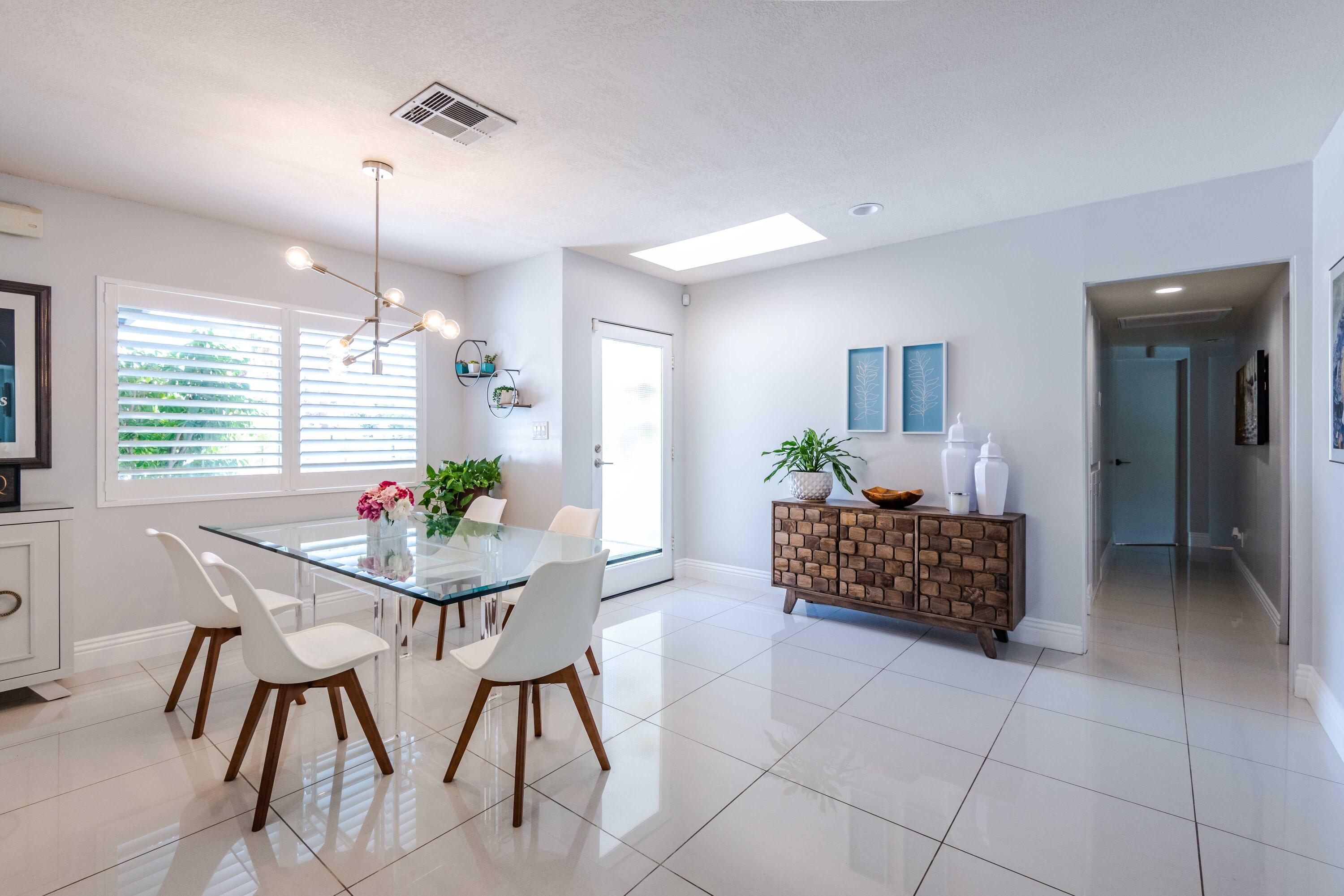 263 East Morongo Road Palm Springs, CA 92264 - Photo 8 of 29 a dining room with furniture and window