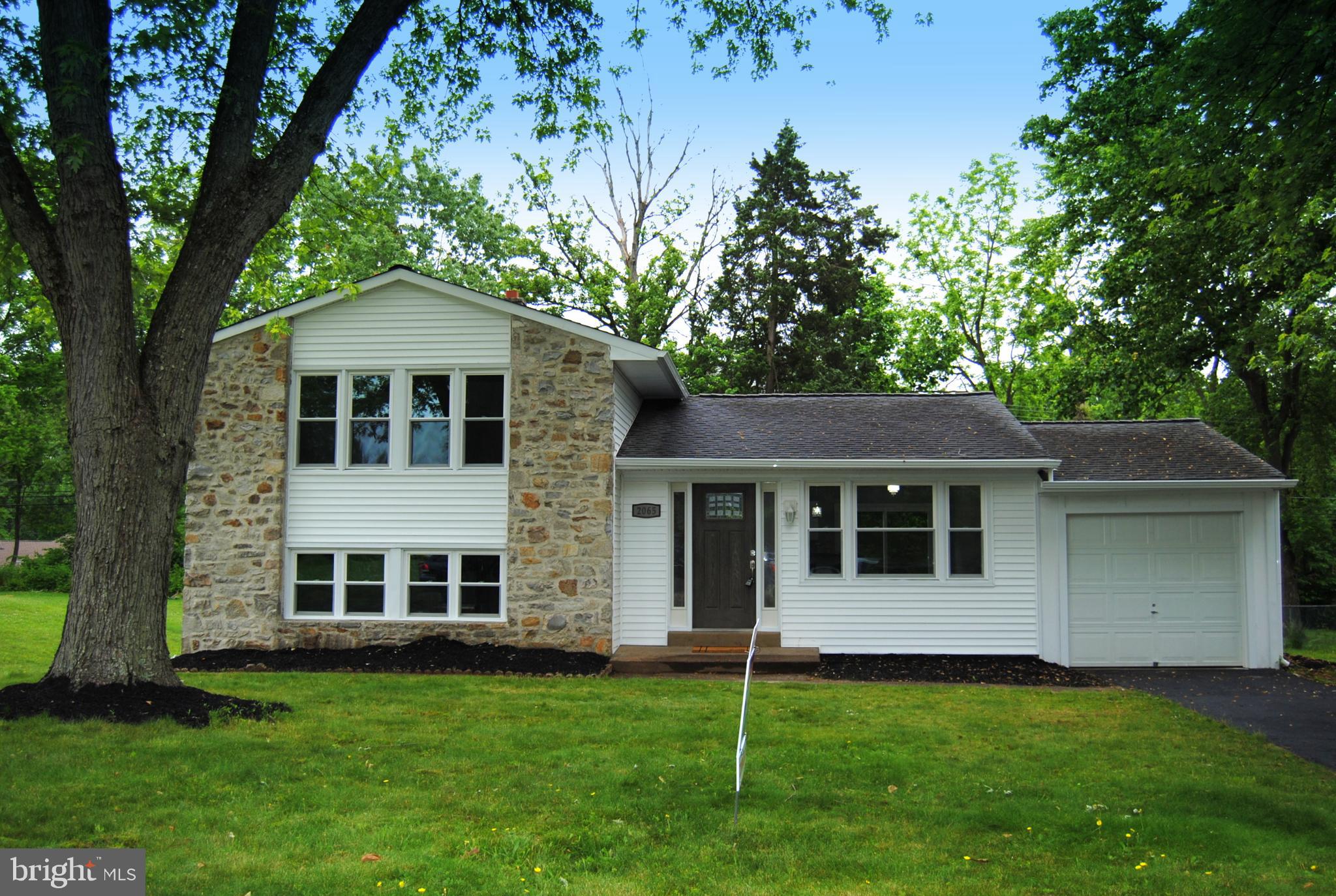 2065 Geoffrey Road Willow Grove, PA 19090 - Photo 3 of 23 Front yard