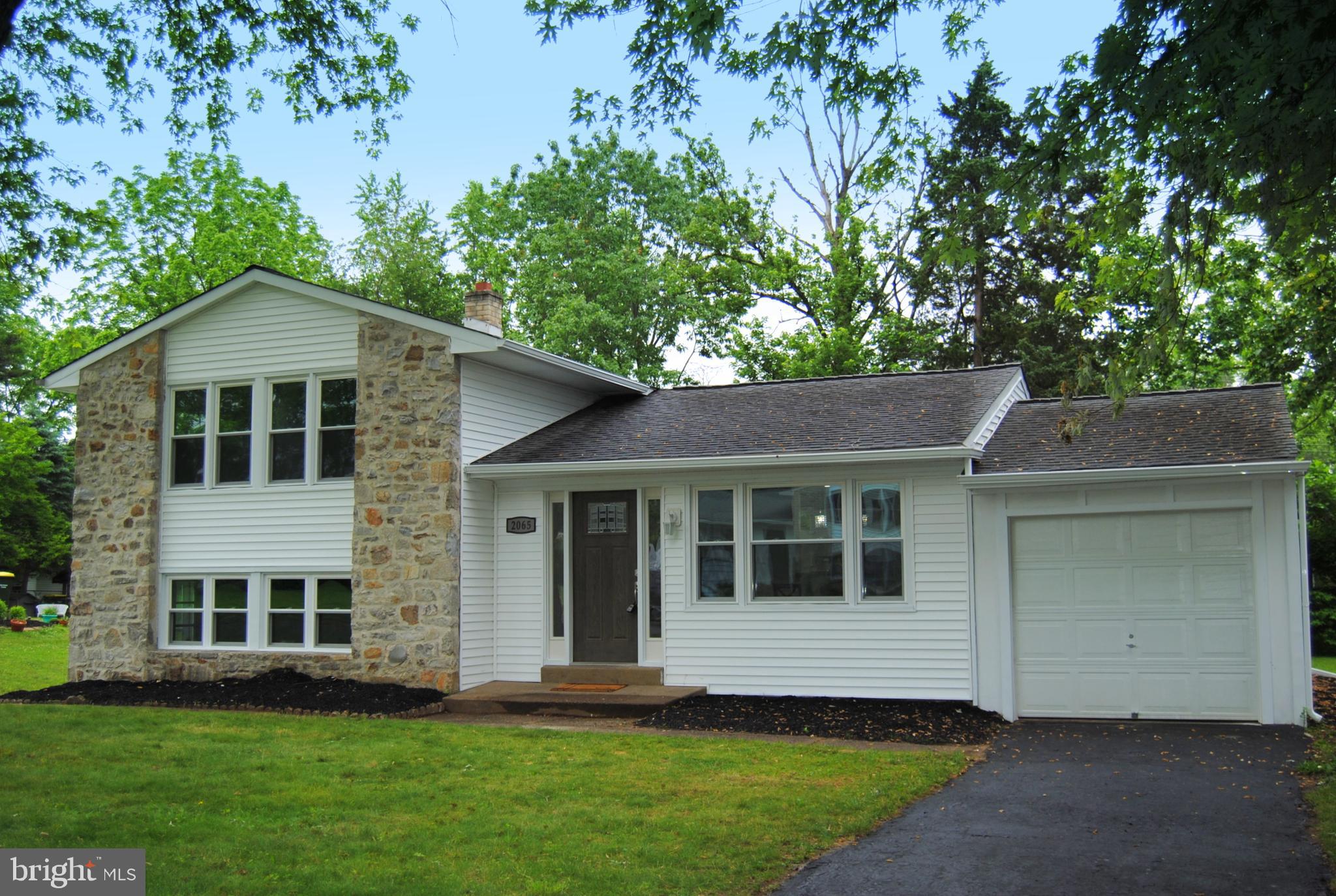 2065 Geoffrey Road Willow Grove, PA 19090 - Photo 4 of 23 Front