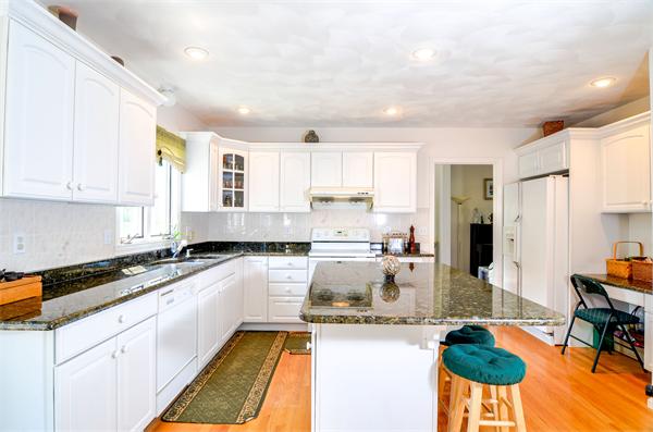 190 Stonebridge Road Wayland, MA 01778 - Photo 3 of 23