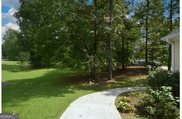 a view of a back yard