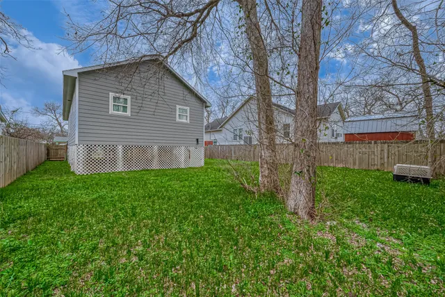 a view of a house with backyard and garden