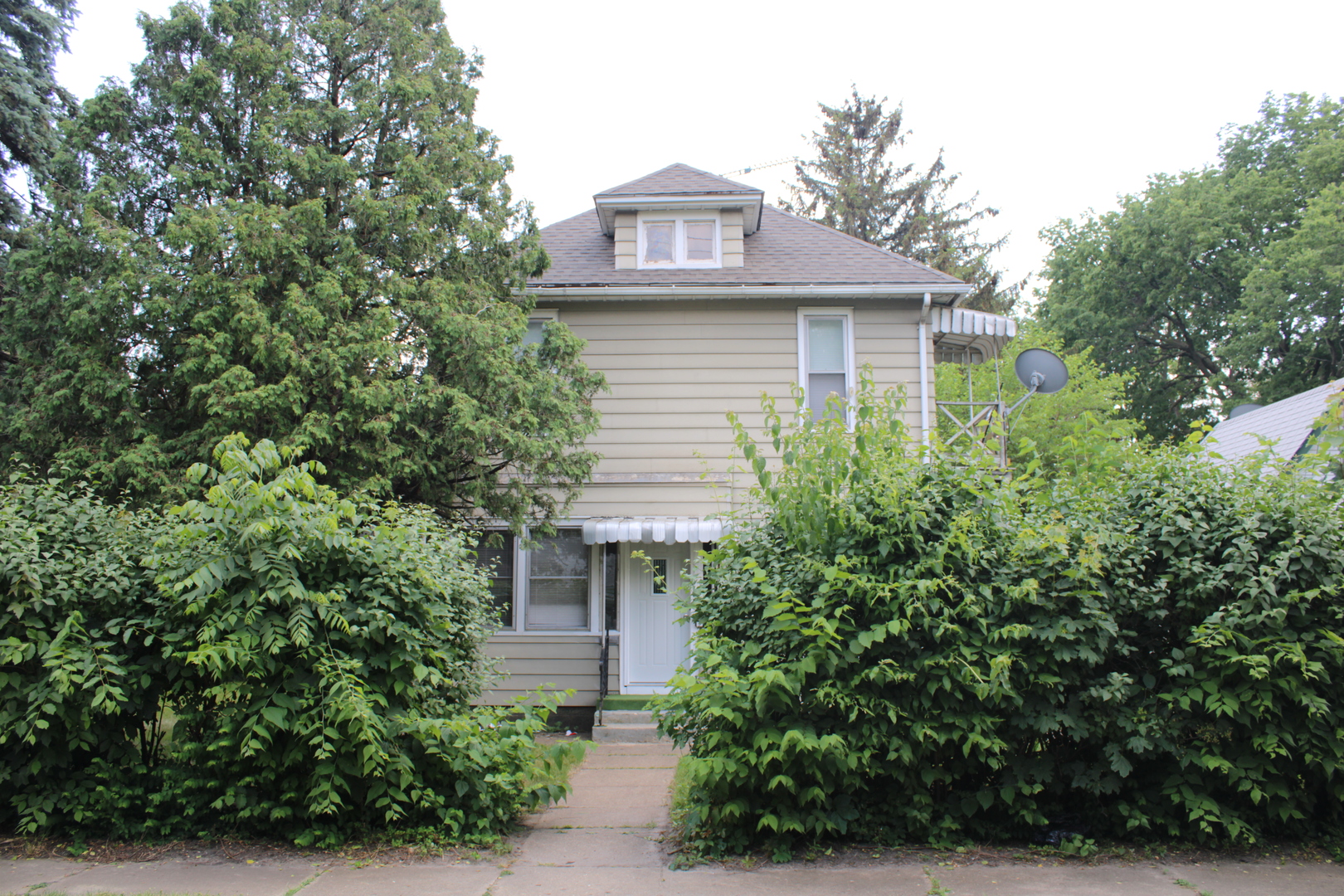 a view of a house with a yard and plants