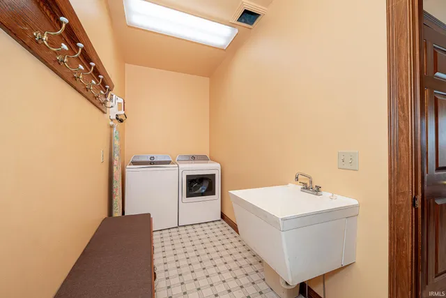 $585,000 | 1911 South 500 East, Columbia City, IN 46725