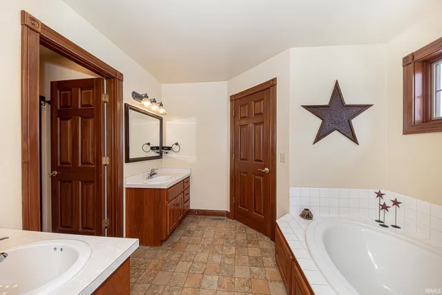 $585,000 | 1911 South 500 East, Columbia City, IN 46725