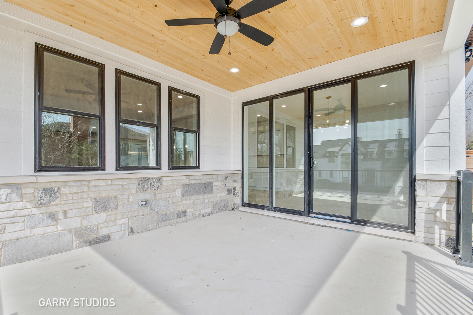 15W320 Concord Street Elmhurst, IL 60126 - Photo 14 of 20 a view of an entryway